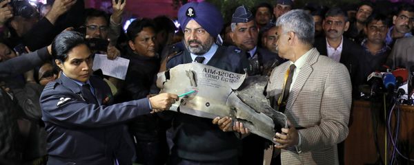 Indian Air Force officials display a wreckage of AMRAAM air-to-air missile that they say was fired by Pakistan Air Force fighter jet during a strike over Kashmir on Wednesday, after speaking with the media in the lawns of India's Defence Ministry in New Delhi, India, February 28, 2019 Indian Air Force officials display a wreckage of AMRAAM air-to-air missile that they say was fired by Pakistan Air Force fighter jet during a strike over Kashmir on Wednesday, after speaking with the media in the lawns of India's Defence Ministry in New Delhi, India, February 28, 2019 - Sputnik International