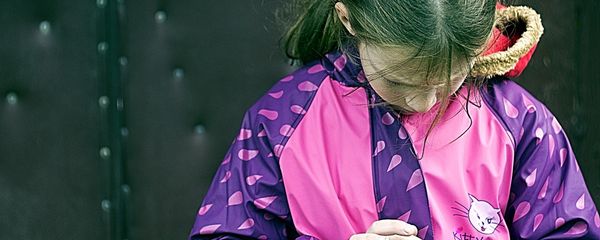 A girl using her mobile phone - Sputnik International