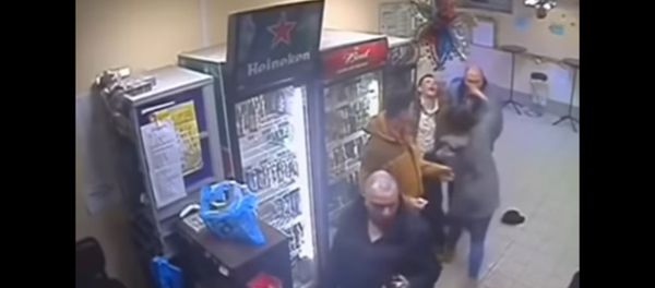 Saleswoman 'calms down' a violent customer Saleswoman 'calms down' a violent customer - Sputnik International