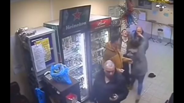 Saleswoman 'calms down' violent customer. - Sputnik International