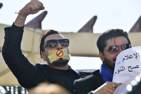 A journalist protesting against alleged censorship of the media in the Algerian capital on 28 February 2019 - Sputnik International