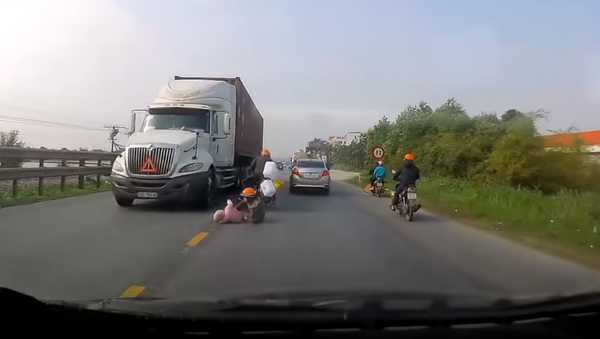 Knocked Off Motorcycle, Mother’s Quick Thinking Saves Son From Certain Death - Sputnik International