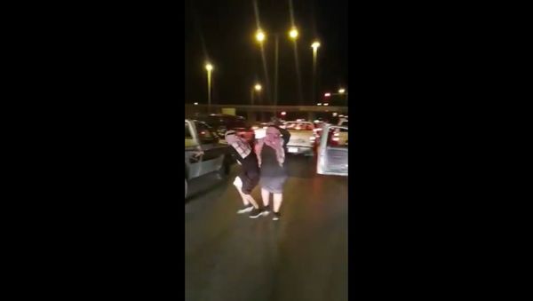 Saudi Men Dance While Waiting at Red Traffic Lights - Sputnik International