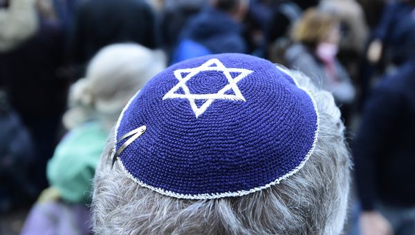 A participant of the Berlin wears kippa rally wears a kippa in Berlin - Sputnik International