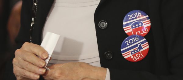 A woman wears badges for Democratic Party and Republican Party on her jacket during a live broadcasting of the 2016 U.S. Presidential Election results - Sputnik International