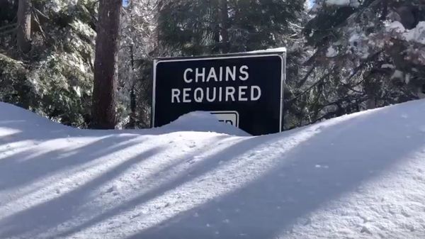 a chains required' sign on a snowed-in road - Sputnik International