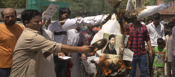 Shiite Muslims shout slogans and burn an effigy of the leader of the Islamic State group, Abu Bakr al-Baghdadi during a protest in New Delhi, India, Friday, June 9, 2017 - Sputnik International