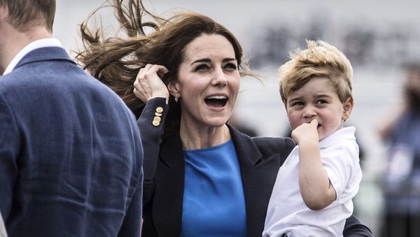 Kate, the Duchess of Cambridge, reacts to a low flying air display as she carries Prince George during a visit to the Royal International Air Tattoo at RAF Fairford in Gloucestershire, England, Friday July 8, 2016 - Sputnik International