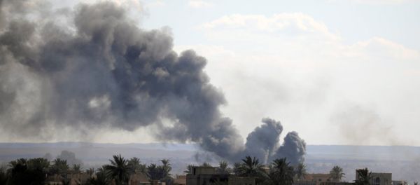 Black plumes of smoke rise in Baghouz, Deir Al Zor province - Sputnik International