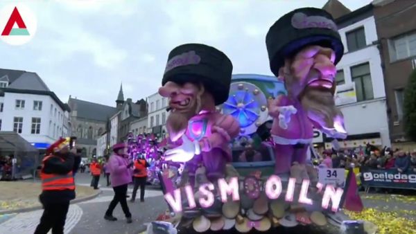 Ugly face of #Antisemitism shows it's face in #Aalst #Belgium, as depiction of orthodox Jews standing on sacks of money, paraded through the town - Sputnik International