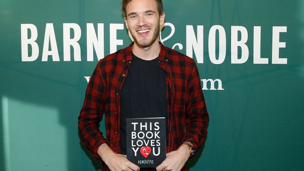 PewDiePie signs copies of his new book This Book Loves You at Barnes & Noble Union Square on October 29, 2015 in New York City - Sputnik International