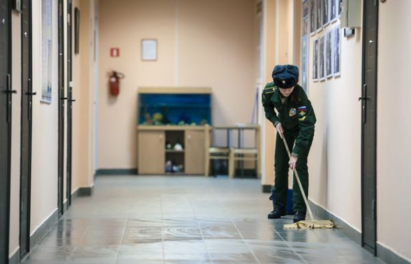 Female Cadet Cleans Floor at the Residential Halls of A.F. Mozhaysky Military-Space Academy - Sputnik International