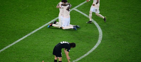 Brazilian midfielder Fred runs to join celebrating Manchester United players Romelu Lukaku and Andreas Pereira as PSG players collapse in despair Brazilian midfielder Fred runs to join celebrating Manchester United players Romelu Lukaku and Andreas Pereira as PSG players collapse in despair - Sputnik International