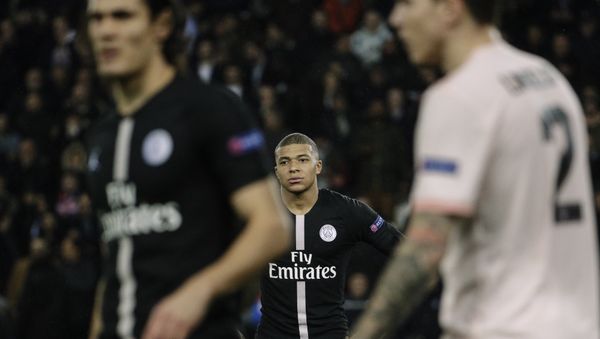 Paris Saint-Germain's French forward Kylian Mbappe (C) looks on during the UEFA Champions League round of 16 second-leg football match between Paris Saint-Germain (PSG) and Manchester United at the Parc des Princes stadium in Paris on March 6, 2019 Paris Saint-Germain's French forward Kylian Mbappe (C) looks on during the UEFA Champions League round of 16 second-leg football match between Paris Saint-Germain (PSG) and Manchester United at the Parc des Princes stadium in Paris on March 6, 2019 - Sputnik International