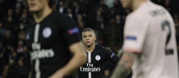 Paris Saint-Germain's French forward Kylian Mbappe (C) looks on during the UEFA Champions League round of 16 second-leg football match between Paris Saint-Germain (PSG) and Manchester United at the Parc des Princes stadium in Paris on March 6, 2019 Paris Saint-Germain's French forward Kylian Mbappe (C) looks on during the UEFA Champions League round of 16 second-leg football match between Paris Saint-Germain (PSG) and Manchester United at the Parc des Princes stadium in Paris on March 6, 2019 - Sputnik International