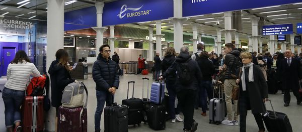 Travelers queue at St Pancras International train station in London, as Eurotunnel trains were suspended on Tuesday, Oct. 18, 2016. Travelers queue at St Pancras International train station in London, as Eurotunnel trains were suspended on Tuesday, Oct. 18, 2016. - Sputnik International