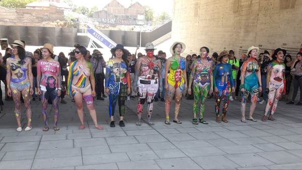 Naked body paint protesters in Santiago - Sputnik International