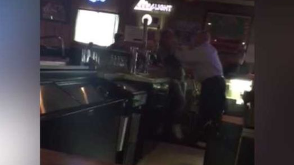 Bar owner Dale Dean Suter of the Walnut Saloon choking female employee over sign disagreement - Sputnik International