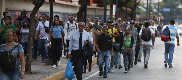 People walking along an avenue after a power outage in Caracas, Venezuela, Thursday, March 7, 2019. A power outage left much of Venezuela in the dark early Thursday evening in what appeared to be one of the largest blackouts yet in a country where power failures have become increasingly common - Sputnik International