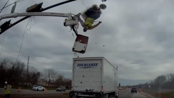 Worker Turned Upside Down as Truck Clips Cherry Picker Worker Turned Upside Down as Truck Clips Cherry Picker - Sputnik International