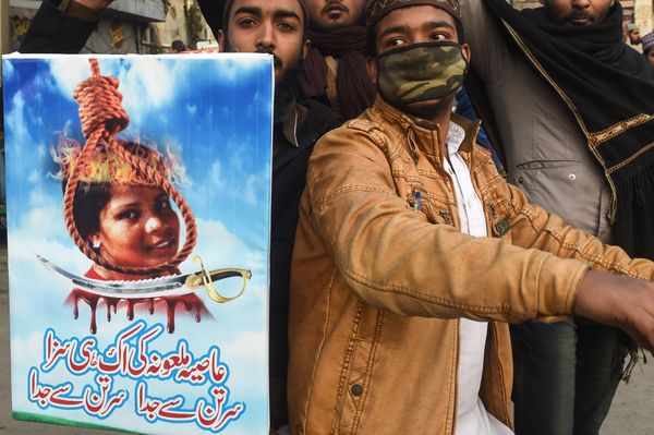 Pakistani Islamists hold a poster displaying the portrait of Asia Bibi, a Christian Pakistani woman accused of blasphemy, during a protest against the Supreme Court decision on Bibi's case in Lahore on February 1, 2019 - Sputnik International
