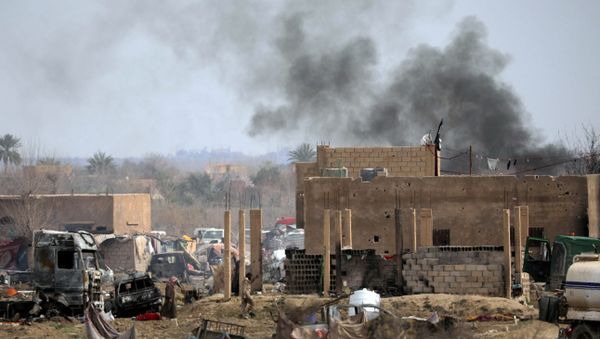 Islamic State members walk in the last besieged neighborhood in the village of Baghouz, Deir Al Zor province, Syria March 10, 2019 - Sputnik International