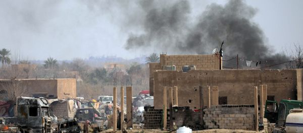 Islamic State members walk in the last besieged neighborhood in the village of Baghouz, Deir Al Zor province, Syria March 10, 2019 - Sputnik International