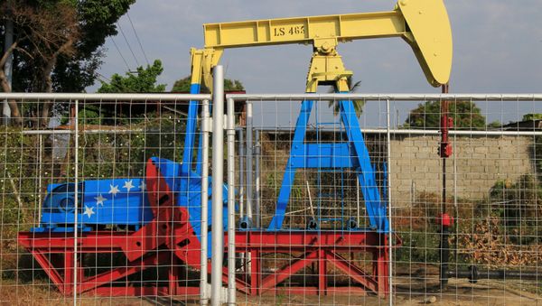 An oil pumpjack painted with the colors of the Venezuelan flag is seen in Lagunillas, Venezuela January 29, 2019 - Sputnik International