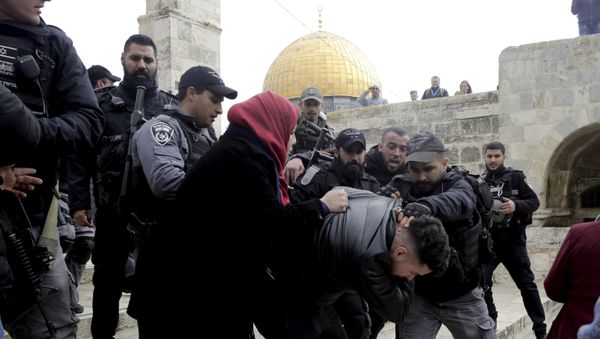 Israeli police arrests a Palestinian in front of the Dome of the Rock mosque in Jerusalem, Monday, Feb. 18, 2019 - Sputnik International