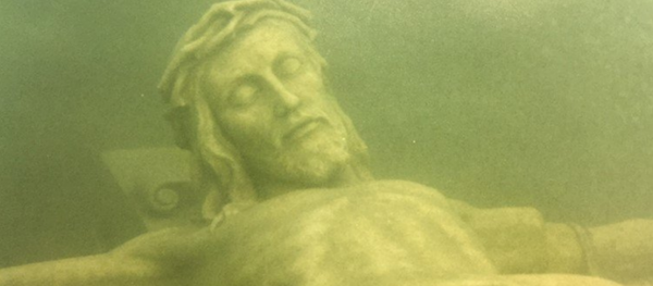 Hundreds Flock to Annual Reveal of Underwater Jesus Statue - Sputnik International
