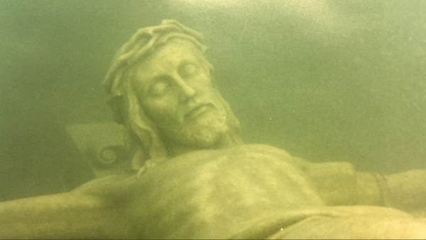 Hundreds Flock to Annual Reveal of Underwater Jesus Statue - Sputnik International