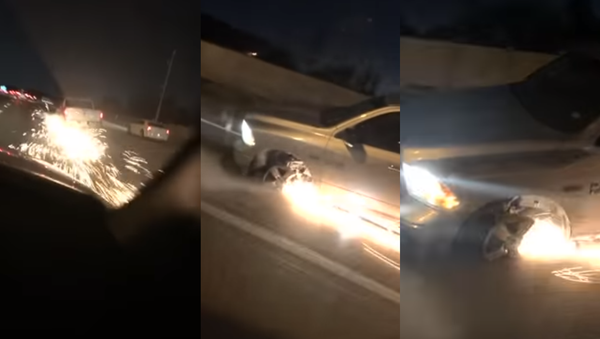 Sparks Fly as US Woman Drives on Her Rim and Rotor for a Mile - Sputnik International