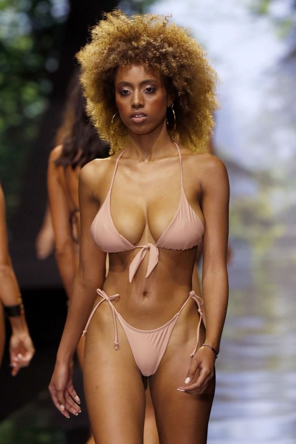Model Wearing Swimsuit Presents a Creation by Israeli Designer Bananhot During the Tel Aviv Fashion Week - Sputnik International