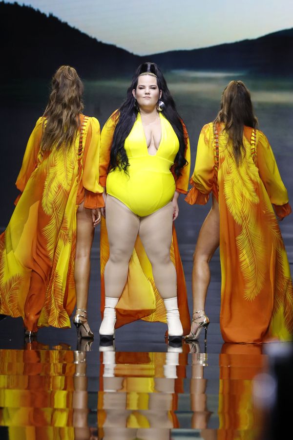 Israeli 2018 Eurovision Song Contest Winner Netta Barzilai (C) Presents a Creation by Israeli Designer Bananhot - Sputnik International