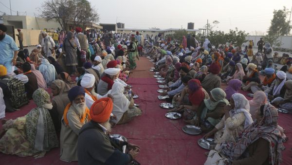 Sikh pilgrim wait for food at the shrine of their spiritual leader Guru Nanak Dev in Kartarpur, Pakistan. File photo - Sputnik International