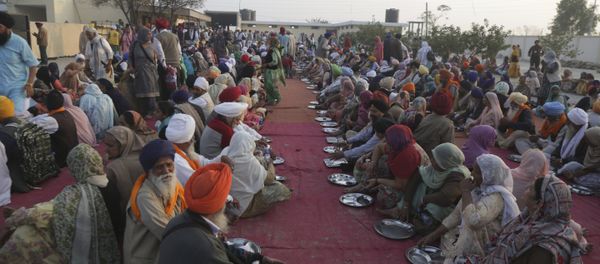 Sikh pilgrim wait for food at the shrine of their spiritual leader Guru Nanak Dev in Kartarpur, Pakistan, Wednesday, Nov. 28, 2018. Sikh pilgrim wait for food at the shrine of their spiritual leader Guru Nanak Dev in Kartarpur, Pakistan, Wednesday, Nov. 28, 2018. - Sputnik International