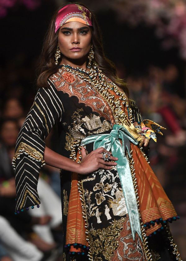 Model Presents Creation by Pakistani Designer Sana Safinaz During Fashion Pakistan Week Model Presents Creation by Pakistani Designer Sana Safinaz During Fashion Pakistan Week - Sputnik International