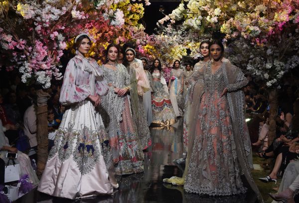 Models Present Creation by Pakistani Designer Sana Safinaz During Fashion Pakistan Week Models Present Creation by Pakistani Designer Sana Safinaz During Fashion Pakistan Week - Sputnik International