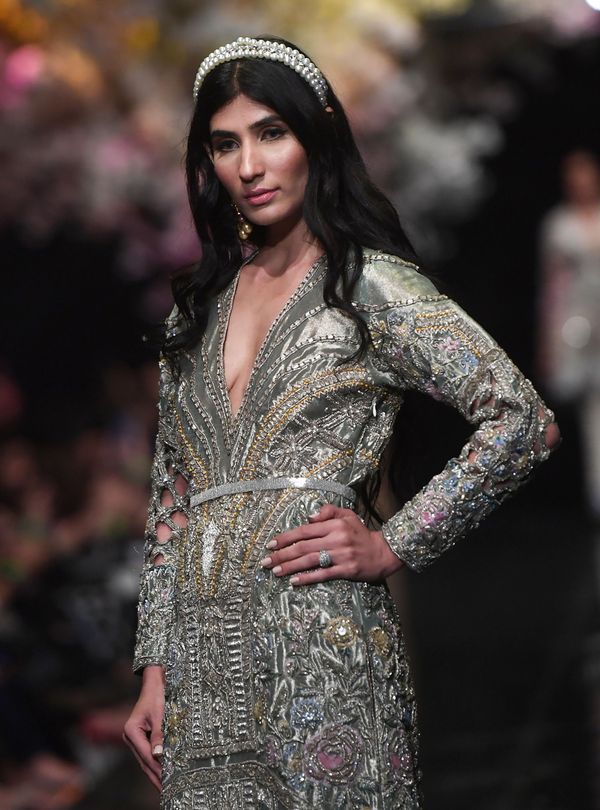 Models Present Creation by Pakistani Designer Sana Safinaz During the Fashion Pakistan Week Models Present Creation by Pakistani Designer Sana Safinaz During the Fashion Pakistan Week - Sputnik International