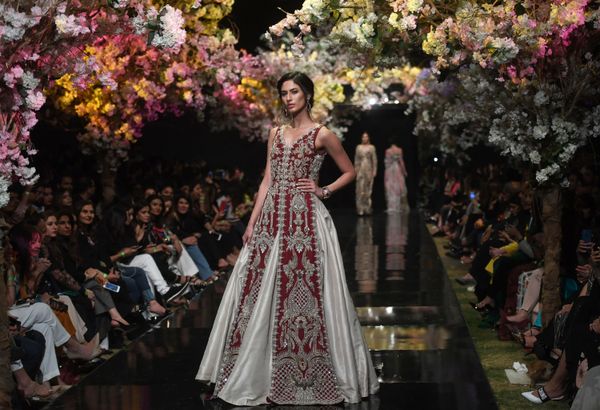 Models Present Creation by Pakistani Designer Sana Safinaz During Fashion Pakistan Week Models Present Creation by Pakistani Designer Sana Safinaz During Fashion Pakistan Week - Sputnik International