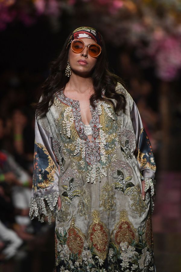 Models Present Creation by Pakistani Designer Sana Safinaz During Fashion Pakistan Week Models Present Creation by Pakistani Designer Sana Safinaz During Fashion Pakistan Week - Sputnik International