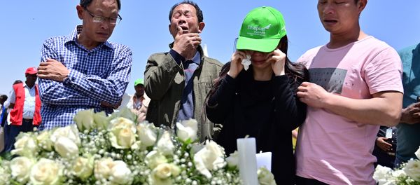 Family members mourn the victims at the crash site of the Ethiopian Airlines operated Boeing 737 MAX aircraft, at Hama Quntushele village in the Oromia region, on March 13, 2019 - Sputnik International