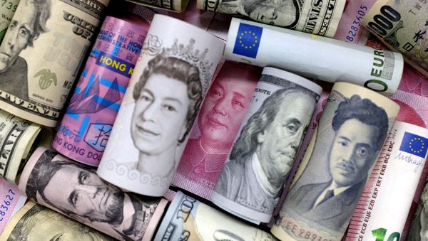 Euro, Hong Kong dollar, U.S. dollar, Japanese yen, pound and Chinese 100 yuan banknotes are seen in this picture illustration, January 21, 2016. - Sputnik International