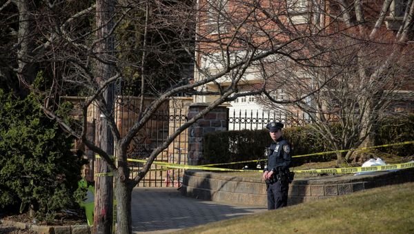 New York City Police (NYPD) officer is seen at the scene where reported New York Mafia Gambino family crime boss, Francesco Franky Boy Cali, was killed outside his home in the Staten Island borough of New York City, U.S., March 14, 2019. - Sputnik International