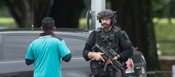 AOS (Armed Offenders Squad) push back members of the public following a shooting at the Al Noor mosque in Christchurch, New Zealand, March 15, 2019. AOS (Armed Offenders Squad) push back members of the public following a shooting at the Al Noor mosque in Christchurch, New Zealand, March 15, 2019. - Sputnik International