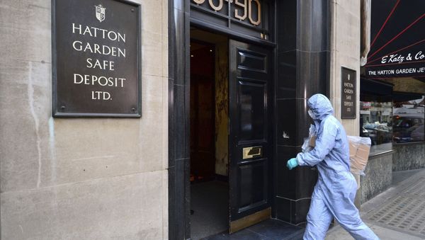Forensics officers enter the scene of the crime in Hatton Garden, central London in April 2015 - Sputnik International