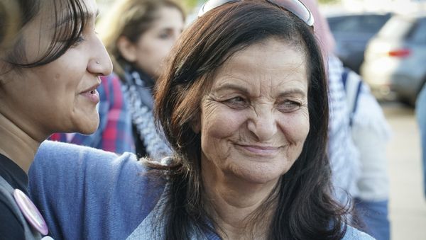 Rasmea Odeh, right, hugs a supporter before boarding a flight to Amman on Tuesday, Sept. 19, 2017. - Sputnik International