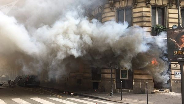 Burning bank in Paris. - Sputnik International