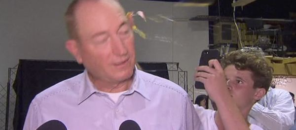 a teenager breaks an egg on the head of Australian Senator Fraser Anning - Sputnik International