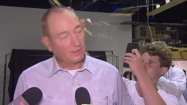 a teenager breaks an egg on the head of Australian Senator Fraser Anning - Sputnik International